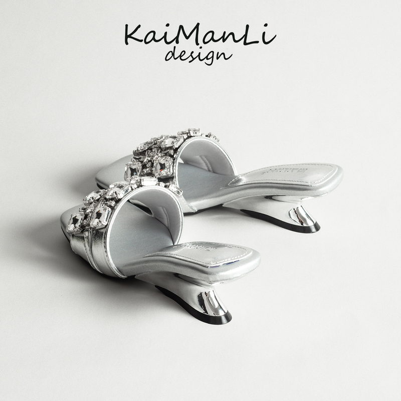 Silver French-Style Wedge Slippers for Women 2025 Summer New Model with Rhinestone Straps, Fashionable Half-Slippers for Outdoor Wear Silver French-Style Wedge Slippers for Women 2025 Summer New Model with Rhinestone Straps, Fashionable Half-Slippers for Outdoor Wear