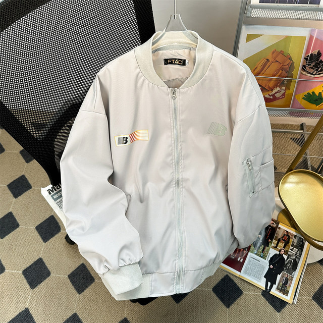 ເສື້ອເຈັກເຕີ້ບອມເບີ້ລ໊ອບເຊີລະດູໃບໄມ້ຫຼົ່ນແລະລະດູໃບໄມ້ຫຼົ່ນຂອງຊາວອາເມຣິກາ vibe bomber jacket ຍີ່ຫໍ້ trendy ຂອງຜູ້ຊາຍ retro embroidered baseball uniform jacket ຄູ່ນ່ຶ handsome ວ່າງ