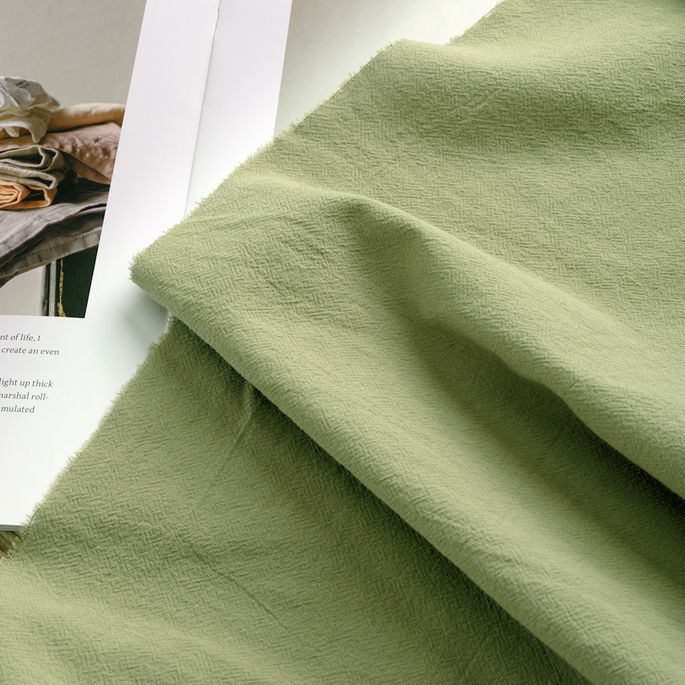 ウォッシュ加工を施した綿麻風の生地で、質感のある綿100％。夏の漢服（中国の伝統衣装）やDIYの背景布に適しています。