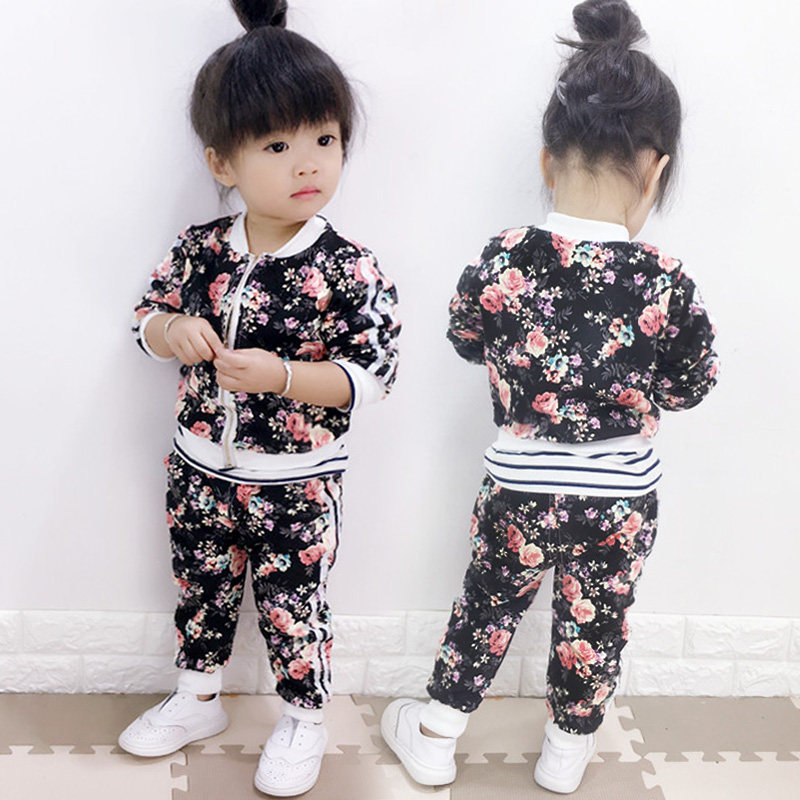 Спортивный костюм детский на год. Костюмчики для детей модные. Спортивный костюм для девочки 2 года. Детские костюмчики для девочек. Модные костюмчики для девочки.
