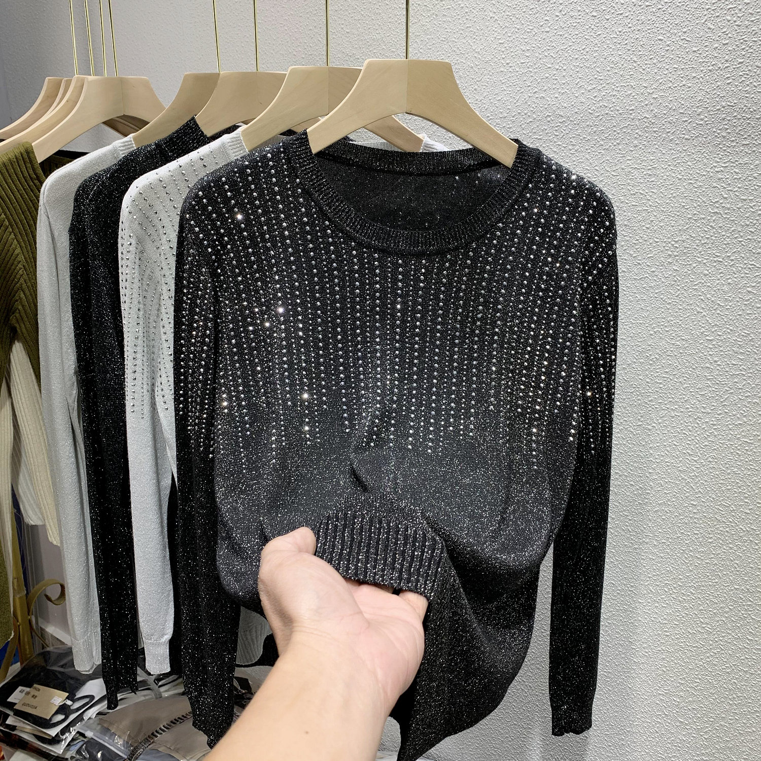 2022 Early spring new Korean version Heavy work flow Su bronzed and knitted sweatshirt female loose long sleeves bright silk bottom-shirt blouses