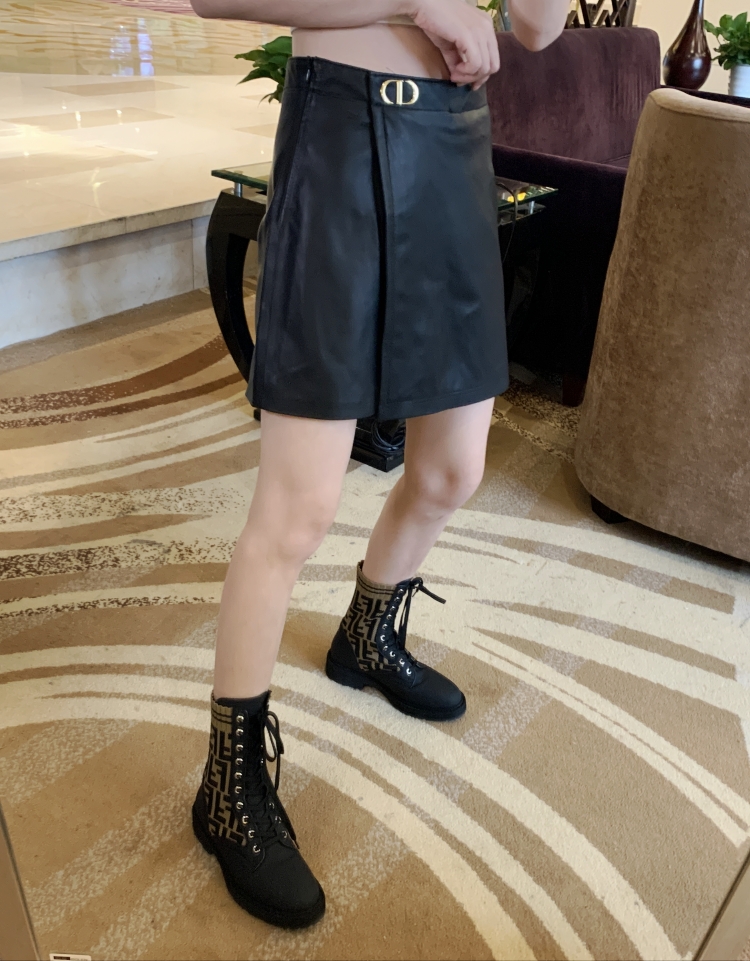 I love S. Anyone who wears it will fall in love with it. The short leather skirt is 2022 new genuine leather.