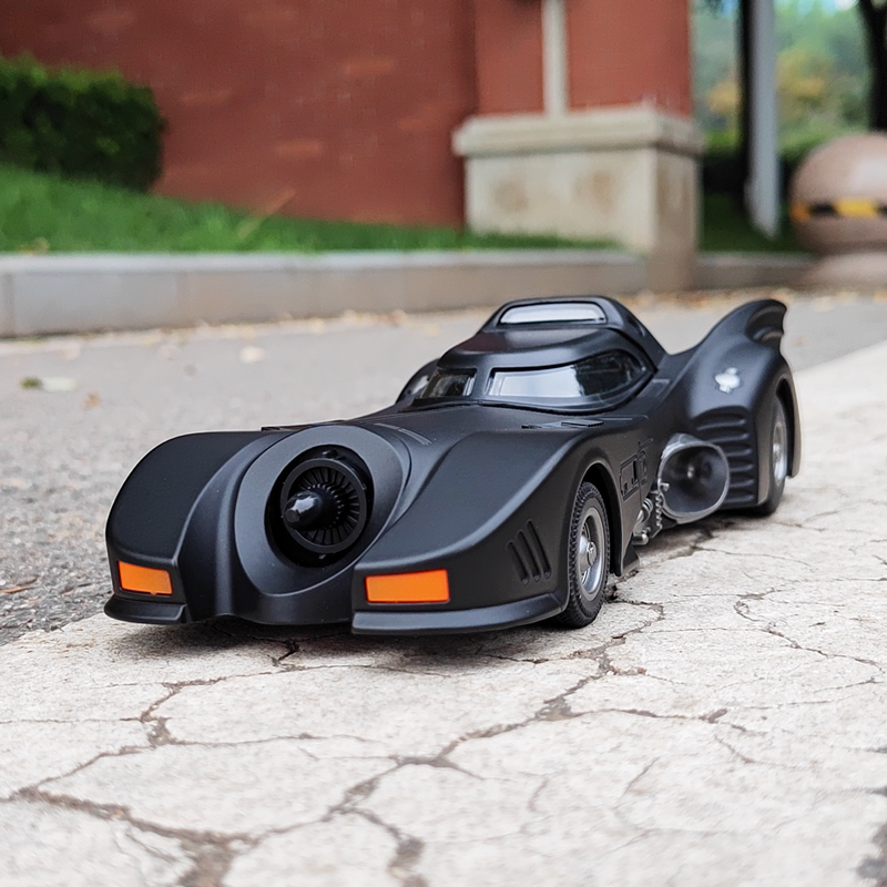 Sprayable 1:24 Batman Batmobile with Sound and Light, Pull-Back Action, Realistic Alloy Car Model, Metal Toy Car