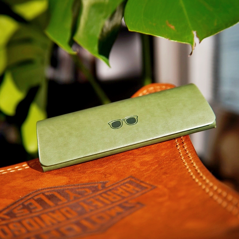 Compact Glasses Case for Male and Female Students, Pressure-Resistant, Portable, Simple, Retro, High-End Reading Glasses, Myopia Glasses Storage Box