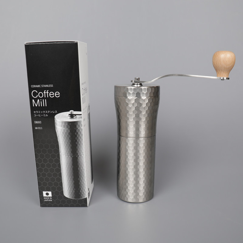 Japan original imported Kawasaki hammer mesh pattern stainless steel hand brew coffee bean grinder grinder ceramic core outdoor