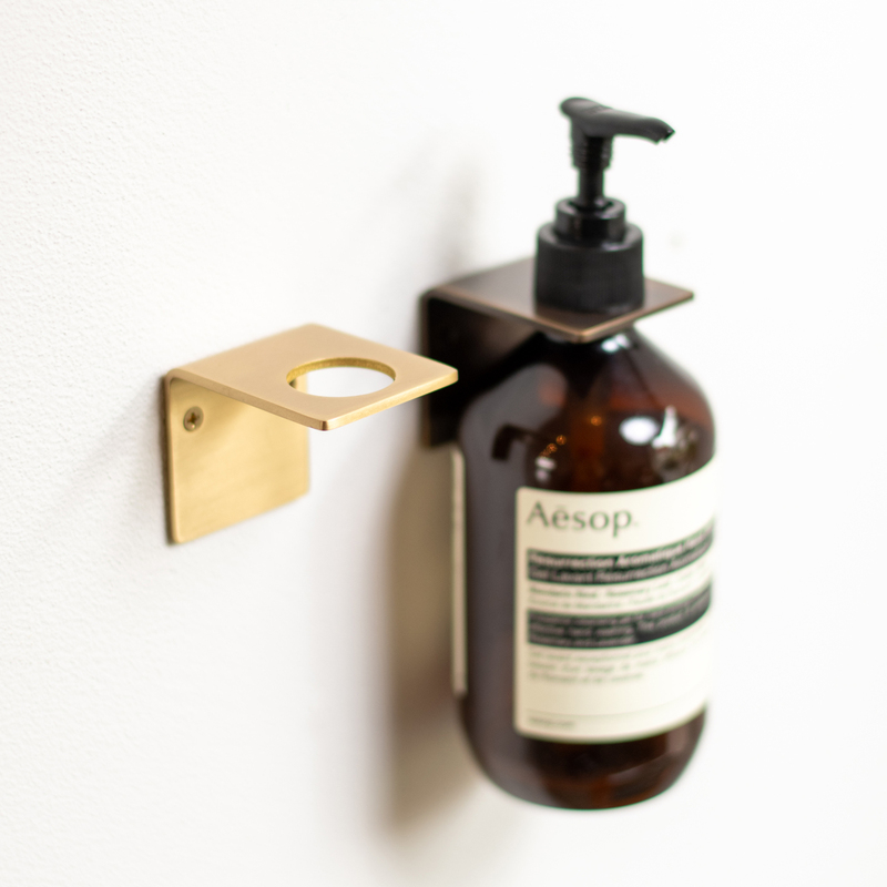 Suitable for Aesop Hand Sanitizer, Body Lotion, and Shampoo, the Same Wall-Mounted Mounting Bracket Is Made of Brass Suitable for Aesop Hand Sanitizer, Body Lotion, and Shampoo, the Same Wall-Mounted Mounting Bracket Is Made of Brass