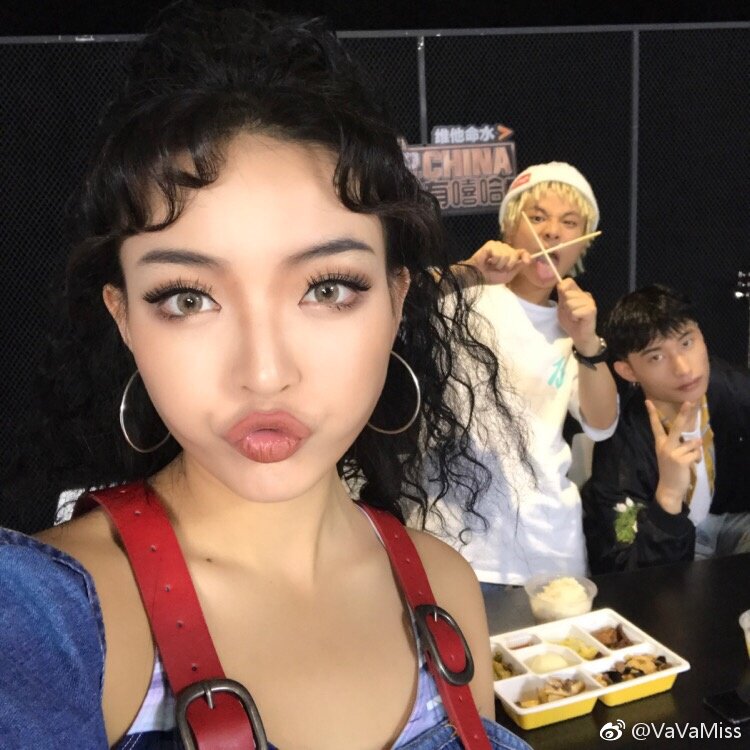 New product naomikyx sling one word collar strapless denim jacket two wear female European and American fan hip hop Vava same style