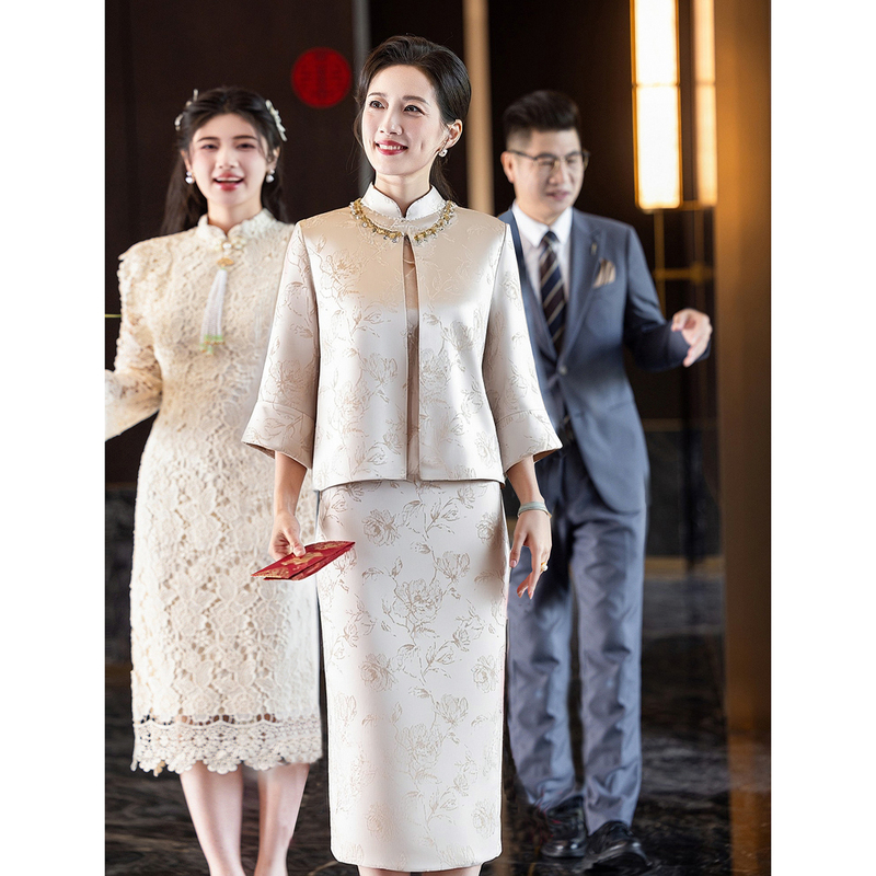 You Can Usually Wear a New Chinese-Style Cheongsam Suit, a Two-Piece Set, for the Mother of the Bride, Which Is Dignified, Elegant, and High-End, Suitable for the Mother-In-Law's Wedding Banquet in Summer