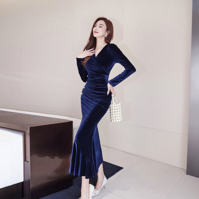 High-end dress women's 2022 autumn and winter new temperament waist slimming slim high-end velvet V-neck fishtail skirt