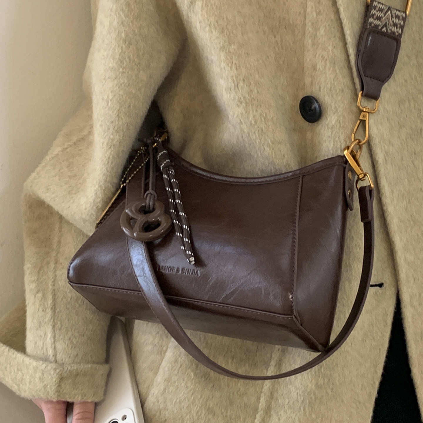 Нишевый дизайн, ретро-текстура, женская сумка подмышками, новинка 2025 года, осенне-зимняя универсальная модная сумка-мессенджер высокого класса на одно плечо