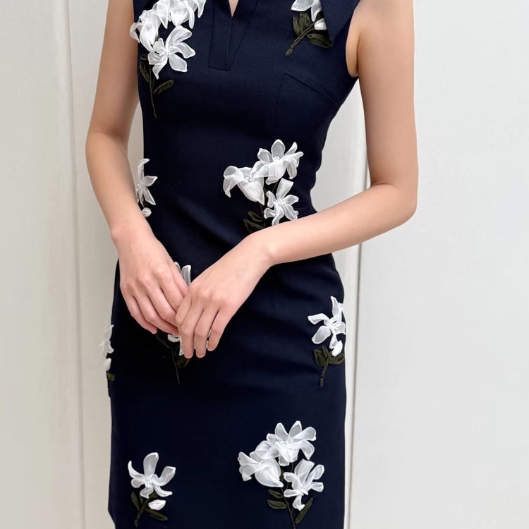 UNIQ 25春新作ハイエンドニッチウエストノースリーブ立体花びらヒップドレスウエスタンスタイルスモールドレス