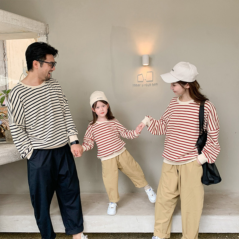 Special parent-child outfit 2021 spring and autumn a family of three striped casual father-son suit mother-daughter outfit two-piece trendy