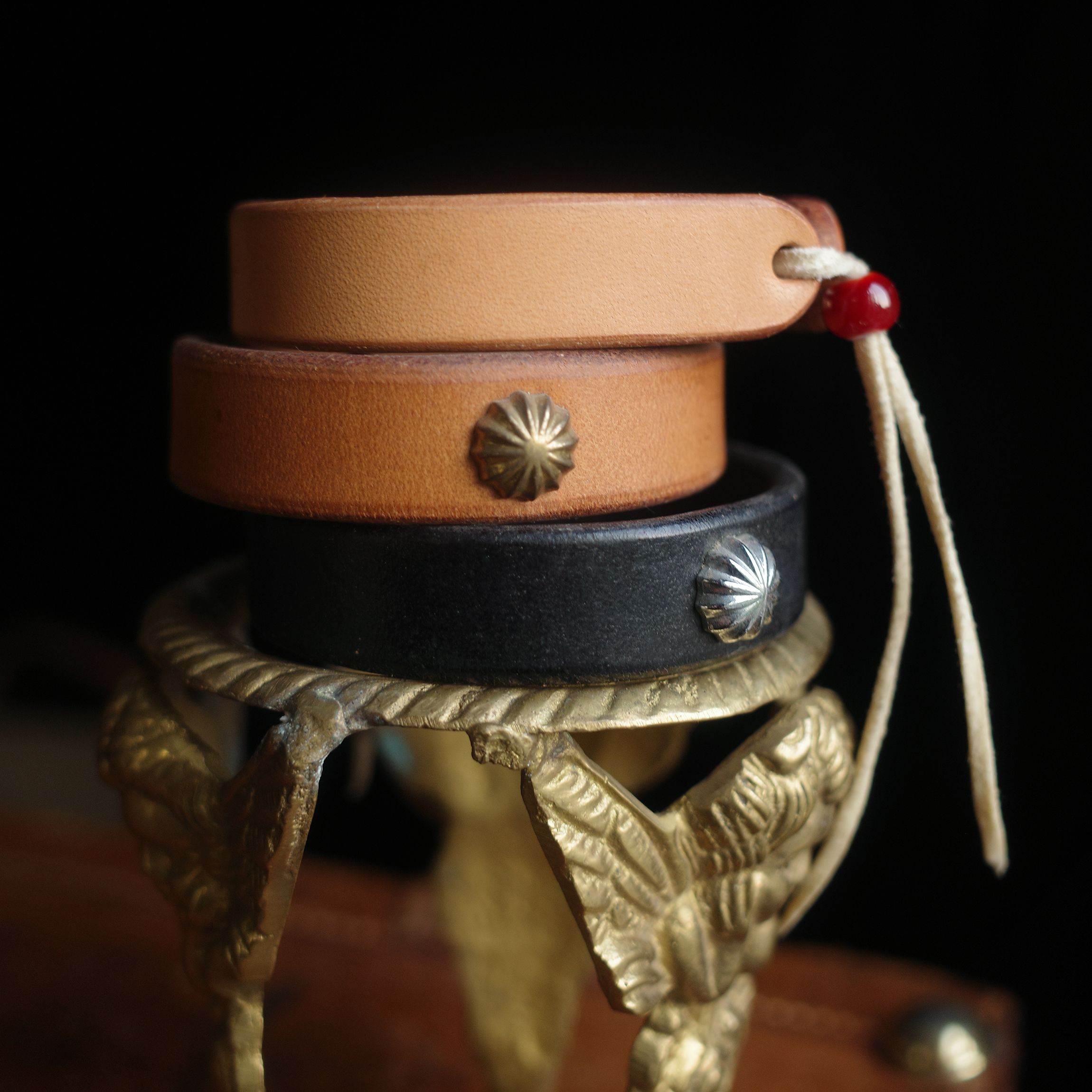 Handmade custom leather bracelet Italian vegetable tanned leather American retro chrysanthemum buckle sheepskin rope cattle bracelet ring