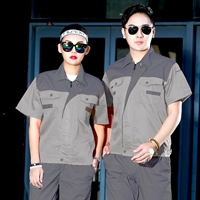 Светло -серый короткий костюм на глубине серой