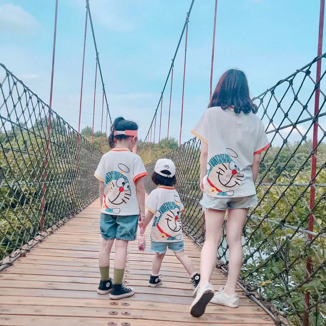 A family of three kisses, male and female, baby cartoon boy short sleeve T-shirt child polo shirt summer child clothing