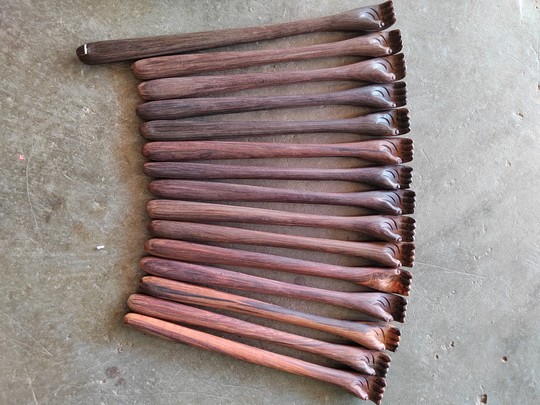 Laos' Siamese rosewood does not ask for help, but it is a joy to scratch the old man's itch. It is handmade from Dalbergia cocobolo and is a great gift.