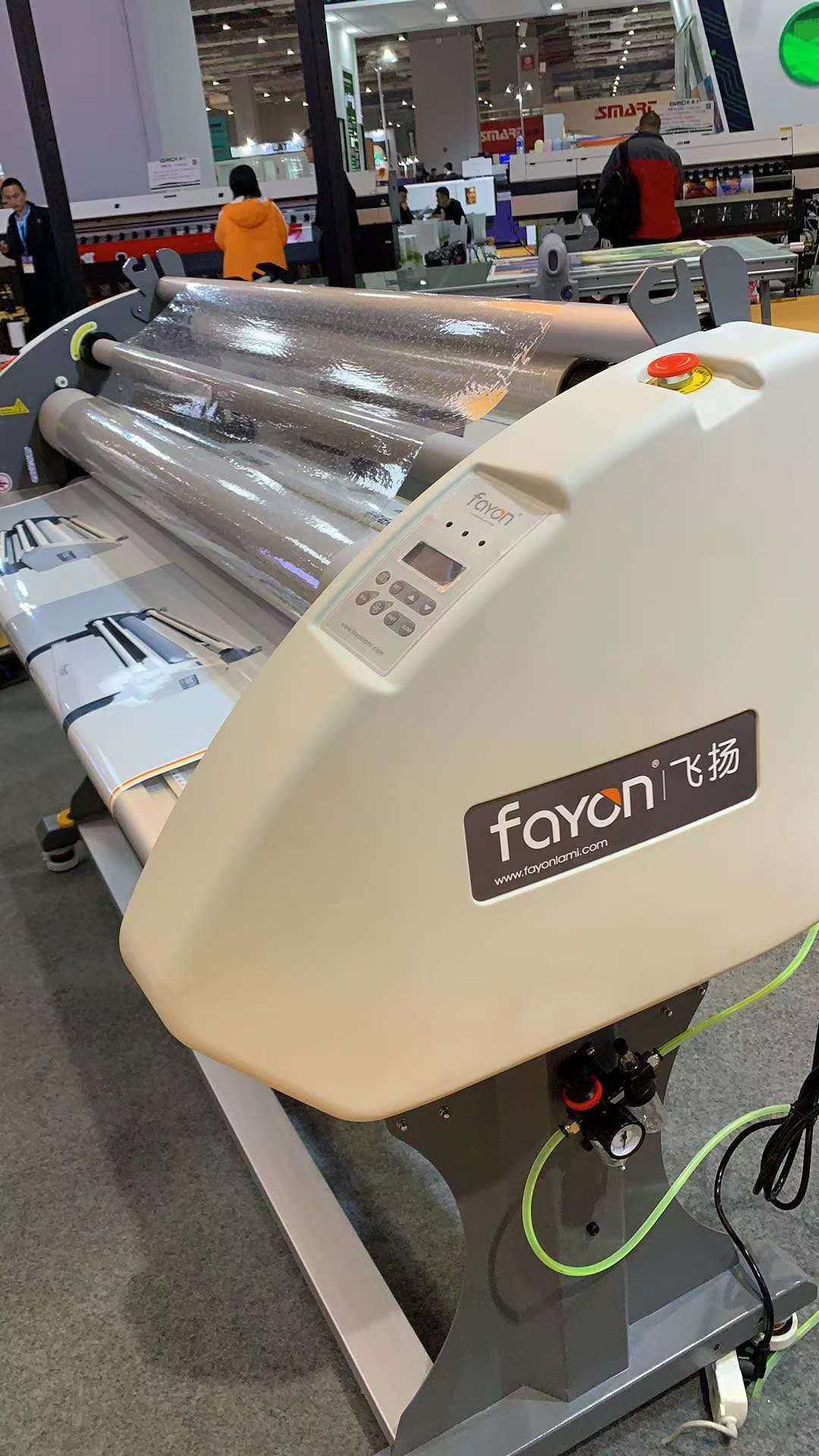 Fly-to-fly high-speed bottomless paper laminator