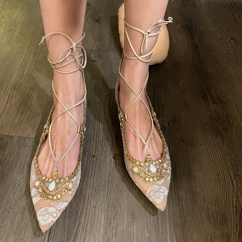 Small crowdsourced blingbbling colored diamond matching lace bridesmaid shoes ~ ~ ~ personality pointed strap flat bottom Roman shoes