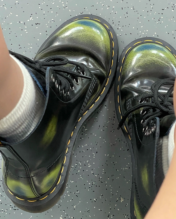 Small crowdsourced upper foot handsome and cool ~ ~ asymptotic color round head strap Martin boots