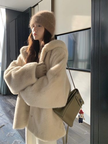 Маленький белый медведь экологически чистый меховой зимний шерсть с утолщенным поднятым нежным возрастом высокого класса высокого класса