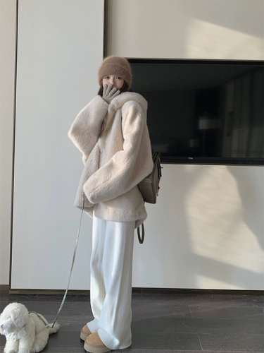 Маленький белый медведь экологически чистый меховой зимний шерсть с утолщенным поднятым нежным возрастом высокого класса высокого класса