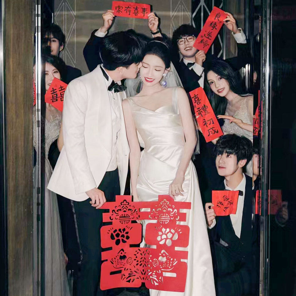 Small couplet creative ins net red wedding photo props fun wedding welcome to engage in posing to meet relatives props elevator