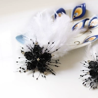 Черные бусины+белые перья (одинокие)