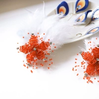 Красные бусины+белые перья (одинокие)