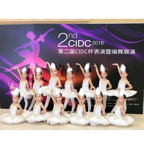 Сделайте покупки обратно в недавно высокий сценический спектакль в старом магазине на протяжении тысячелетий, старый магазин, ювелирные украшения из перьев супер бессмертные красивые брови, лебь из перья, шпилька для волос.