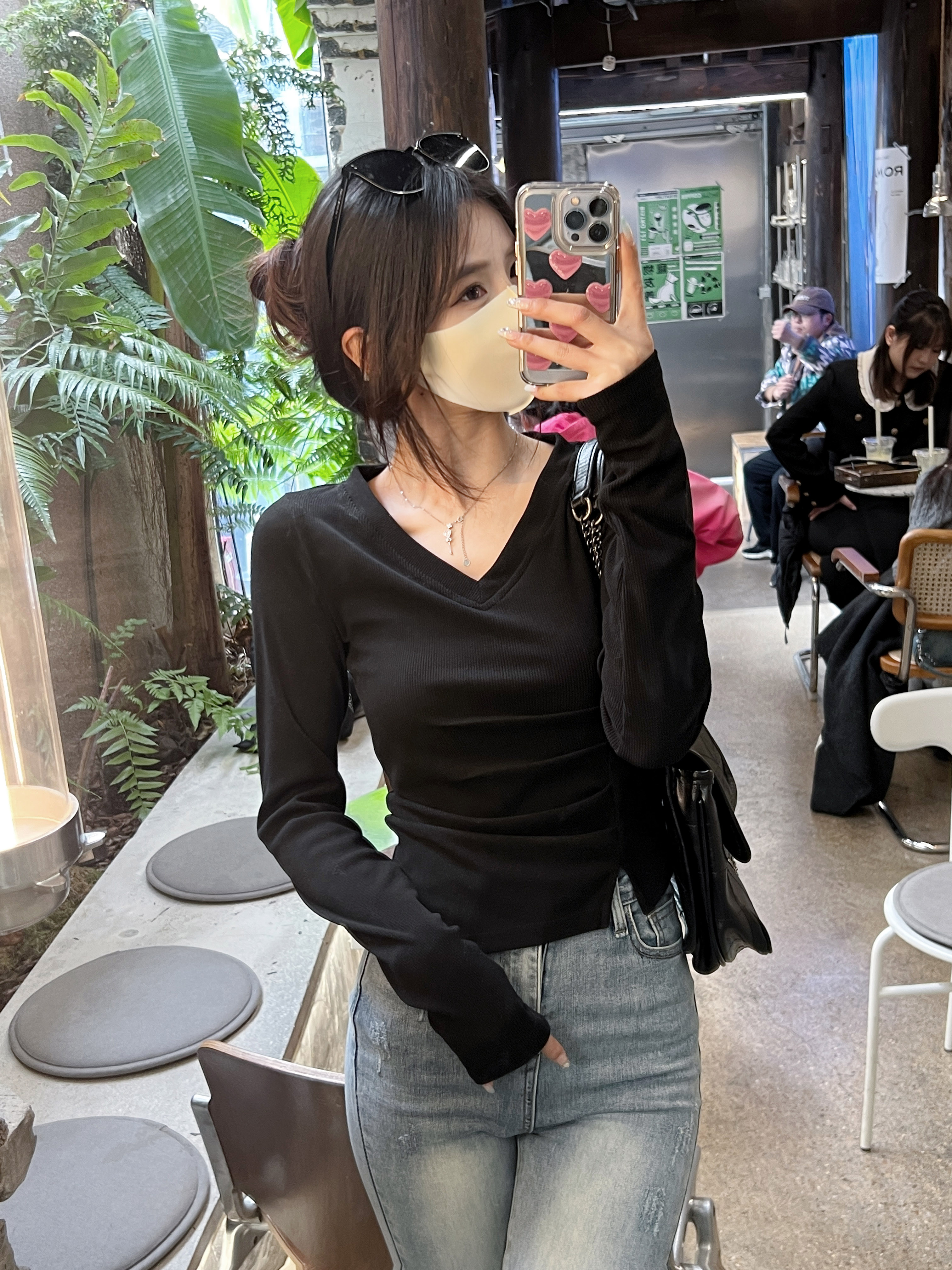 黑色辣妹V领长袖打底衫女春秋季不规则开叉显瘦打底T恤女白色上衣