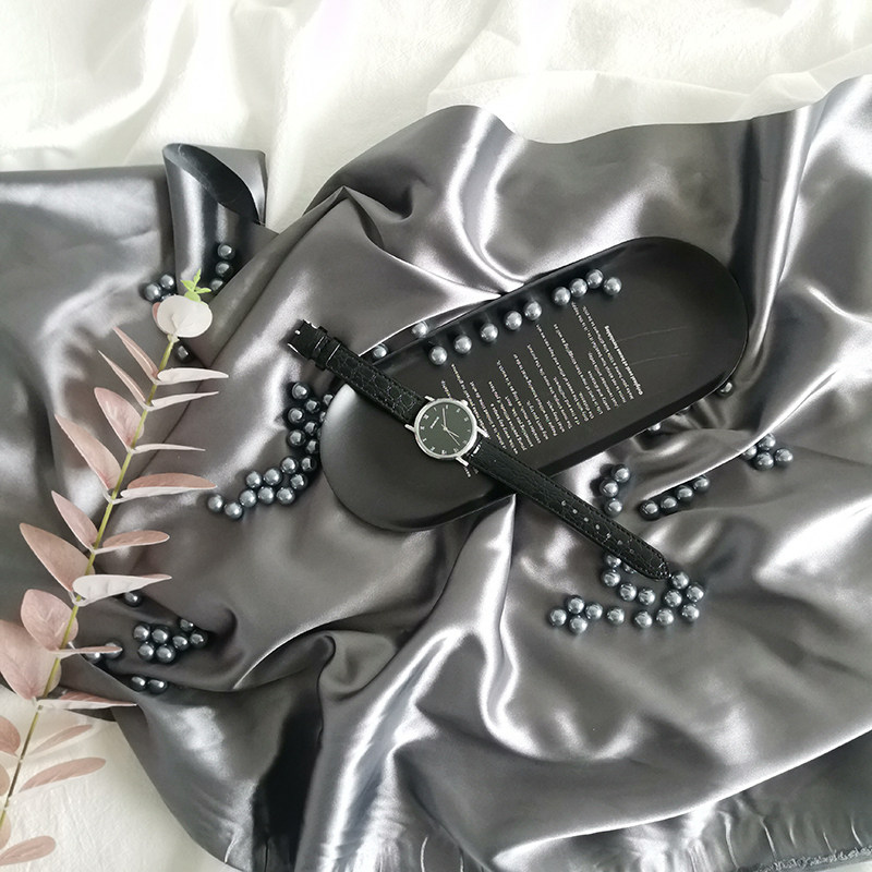 Gray pearls are relatively cold and suitable for high-end products, metal jewelry, photography, photography props background