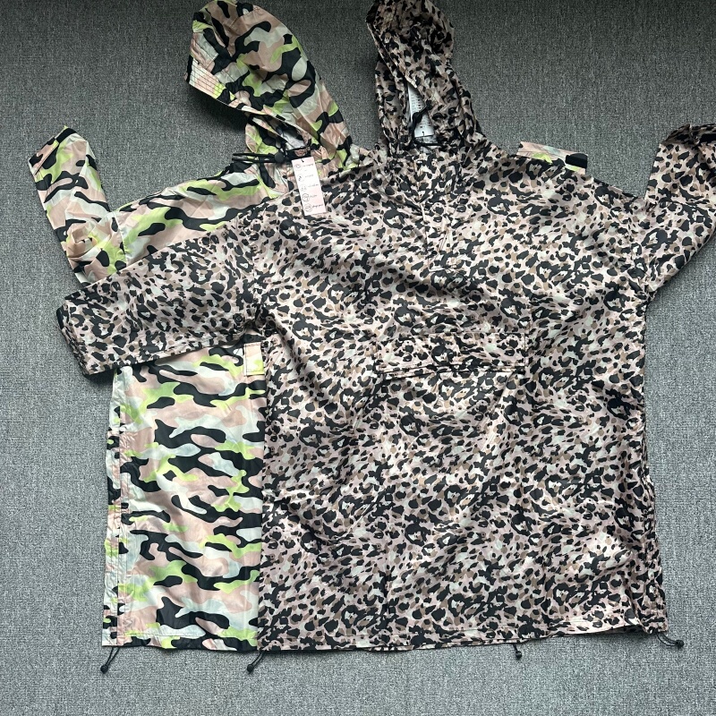 Exported to Europe and America, the Retro Leopard Print Camouflage Hooded Raincoat for Women Is Ultra-Thin, Waterproof, and Slimming for Outdoor Use