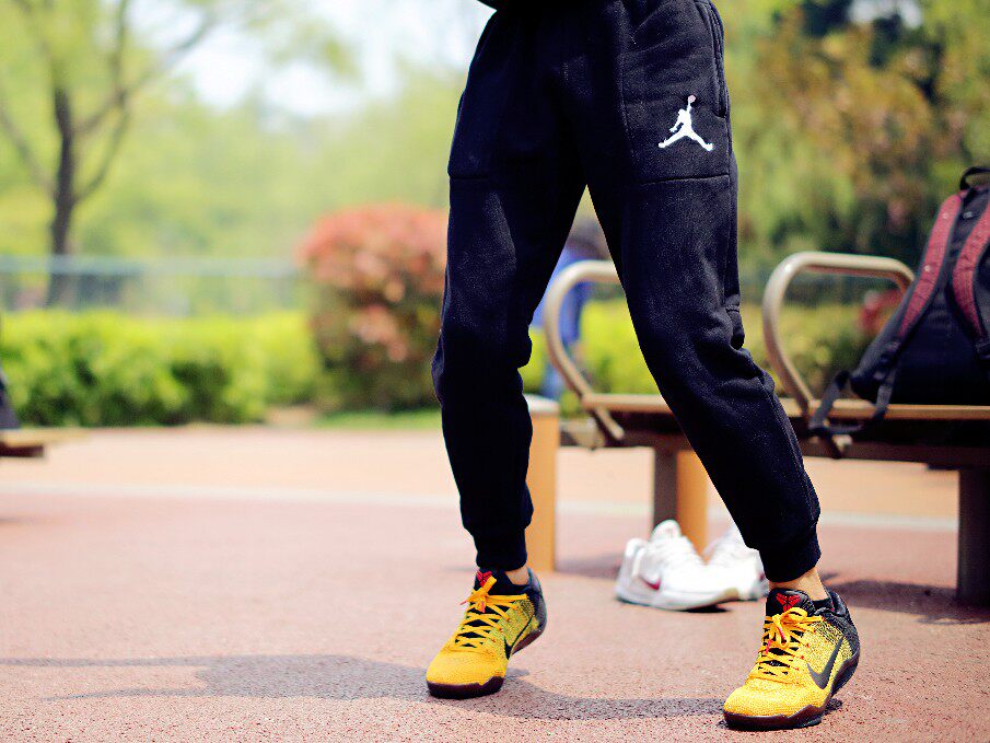 kobe 11 bruce lee on feet