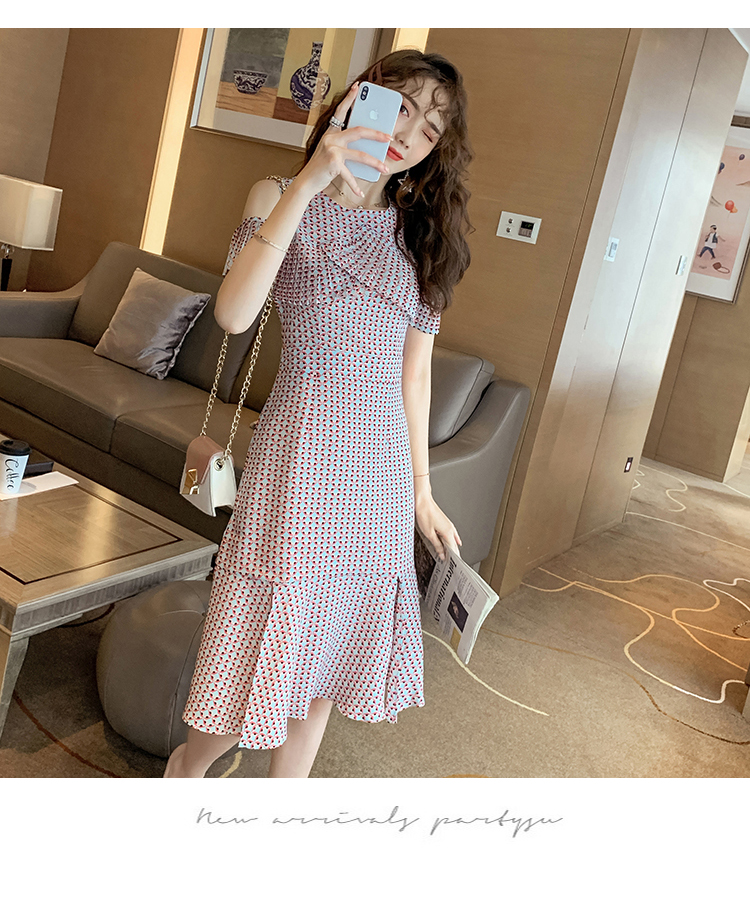 VK旗艦店 韓系荷葉邊格紋露肩氣質開叉魚尾短袖洋裝