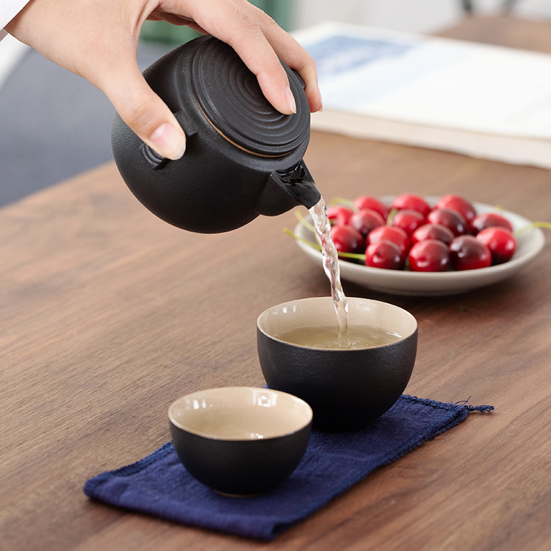 Japanese travel tea set of black suit a pot of two cups of portable package two people doing mercifully kung fu ceramic teapot tea