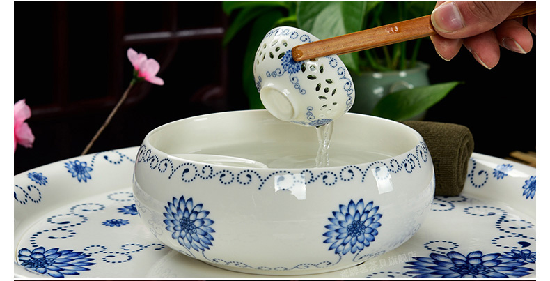 Blue and white porcelain and exquisite tea sets the market hollow - out kung fu tea set with ceramic round large ground tea saucer