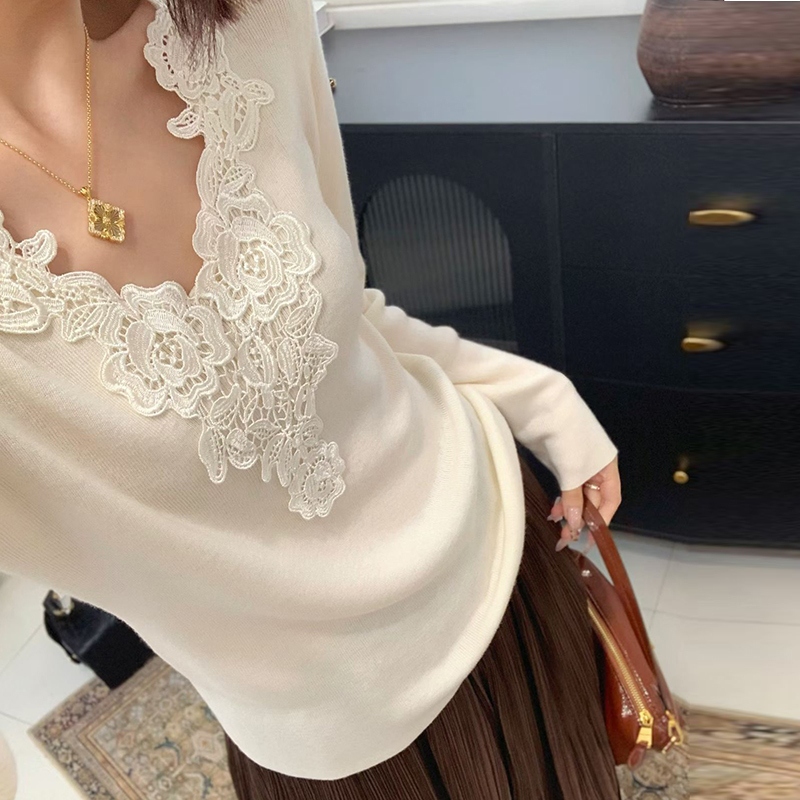 2026 Autumn/Winter New Lace Patchwork V-Neck Crochet Wool Sweater for Women, Long Sleeve, Thin, Stylish, Age-Reducing Base Shirt