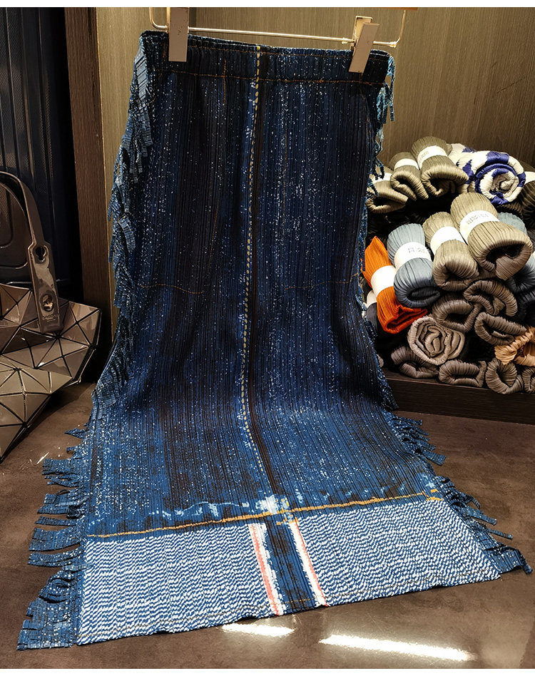 Chân váy jean nữ cạp cao ôm hông dáng dài tua rua in họa tiết denim — Màu xanh lam chi tiết 2