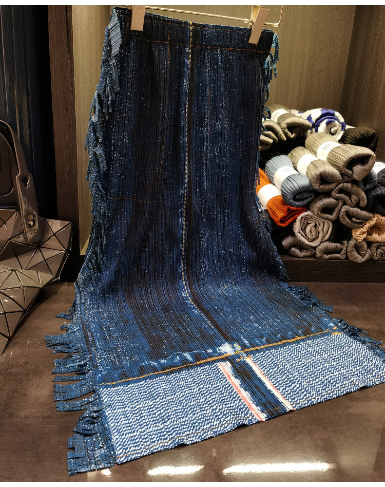 Chân váy jean nữ cạp cao ôm hông dáng dài tua rua in họa tiết denim — Màu xanh lam chi tiết 5