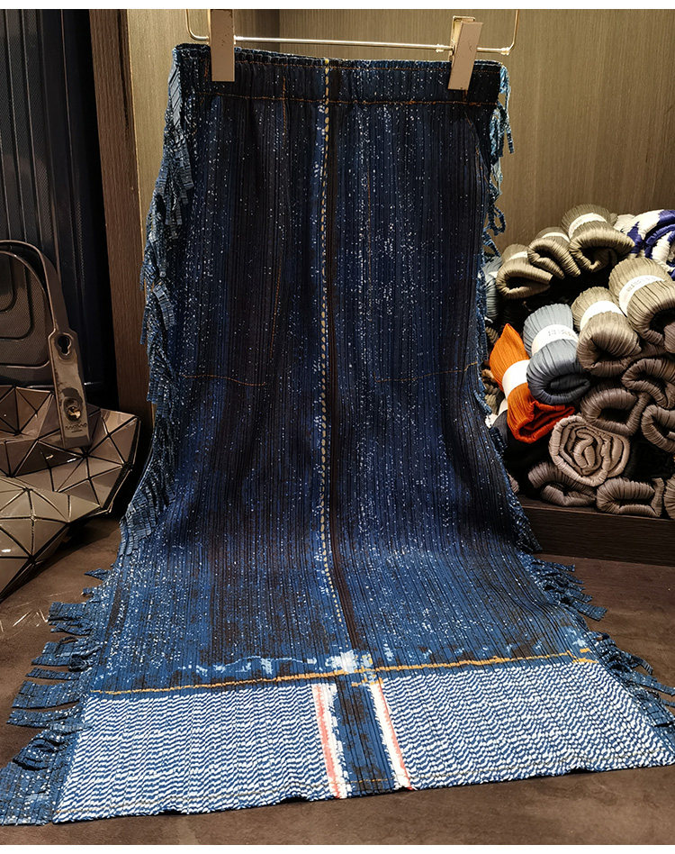 Chân váy jean nữ cạp cao ôm hông dáng dài tua rua in họa tiết denim — Màu xanh lam chi tiết 6