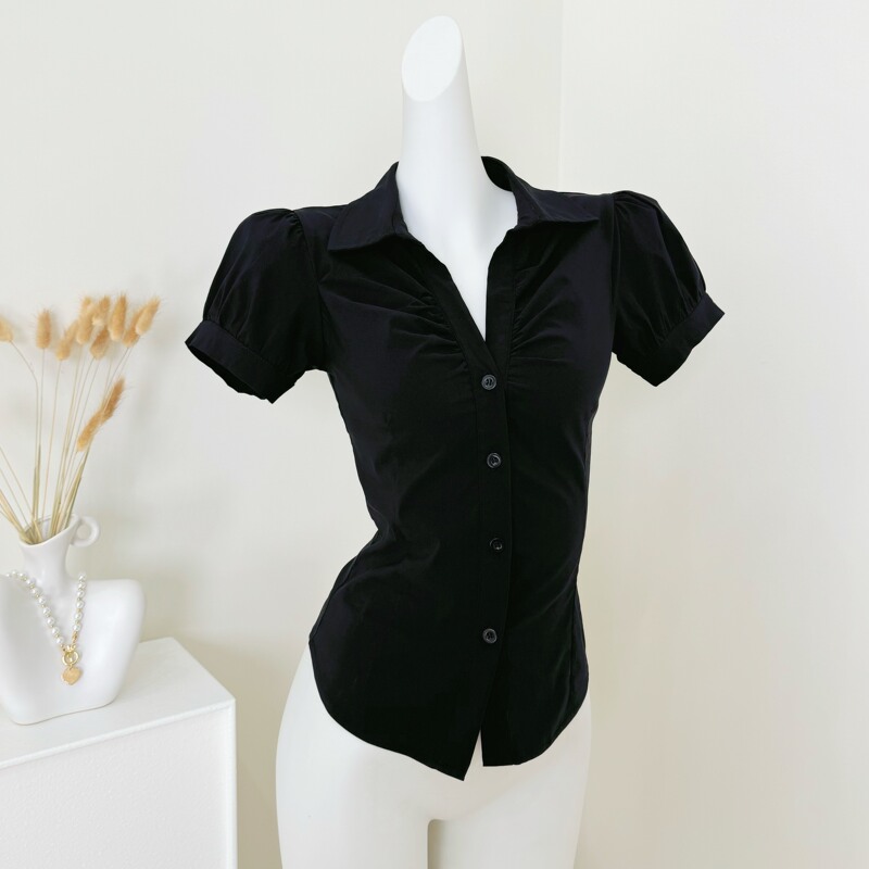 Mango Millennium Hot Girl Black Shirt with Waist-Cinching Puff Sleeves, Deep V Stand Collar Top, Slim-Fit Short Sleeve, Sweet and Cool Dark Style Mango Millennium Hot Girl Black Shirt with Waist-Cinching Puff Sleeves, Deep V Stand Collar Top, Slim-Fit Short Sleeve, Sweet and Cool Dark Style