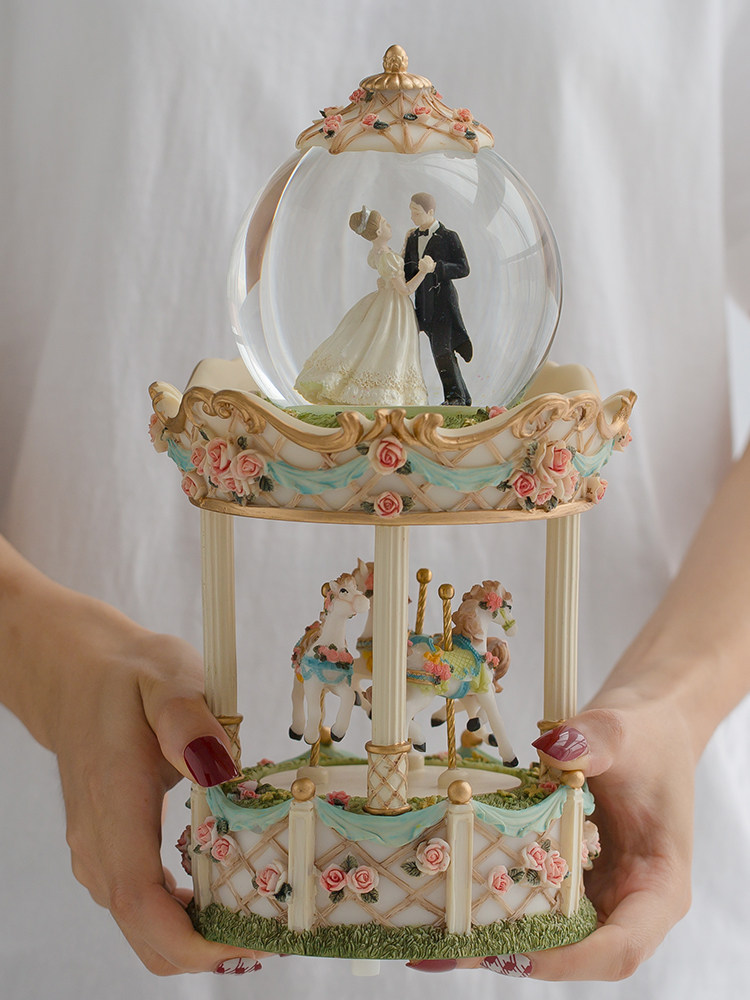 Wedding gift New couple music box Merry-go-round Crystal Ball Music box Creative and practical Best friend girl anniversary