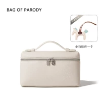 Подарочный кулон кремового цвета с длинным ремешком на плечо.