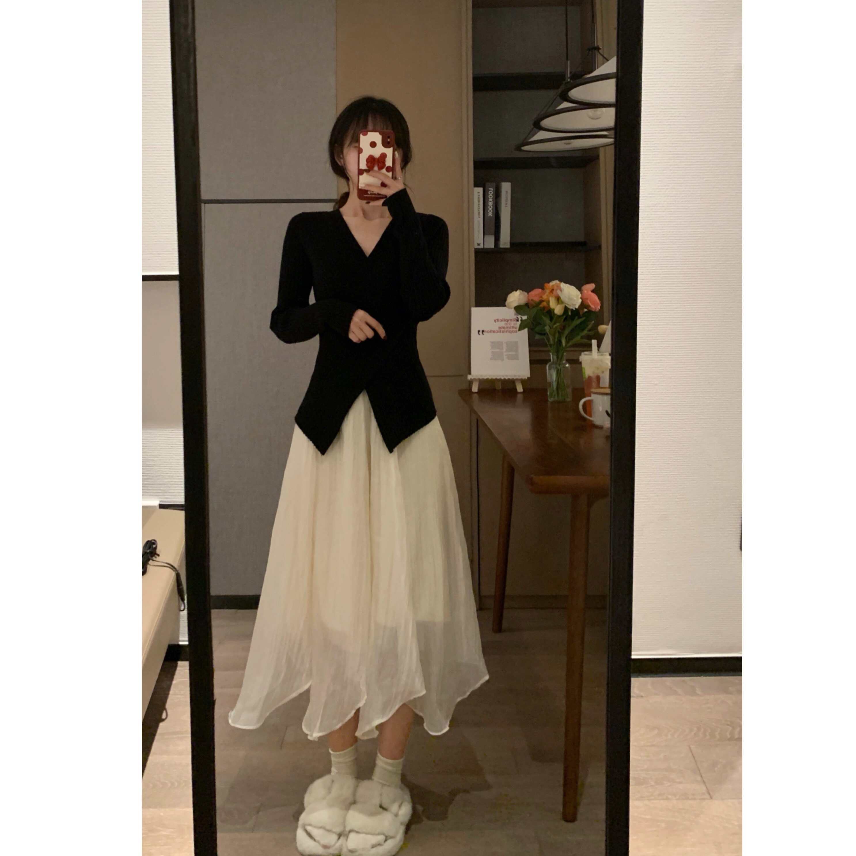 Xiaoyou MONA changed its name to ms sweet end design sense V-neck crossover thin casual pit strip knitted bottoming top women