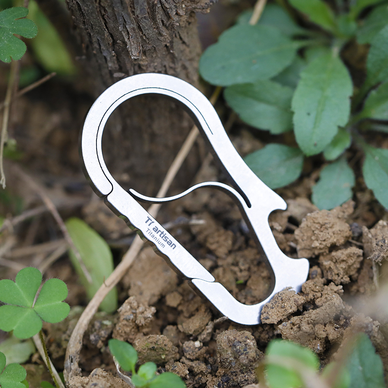Titanium craftsman outdoor hanging buckle titanium alloy anti-lost key chain multi-function bottle opener waist hanging backpack buckle Ta6372