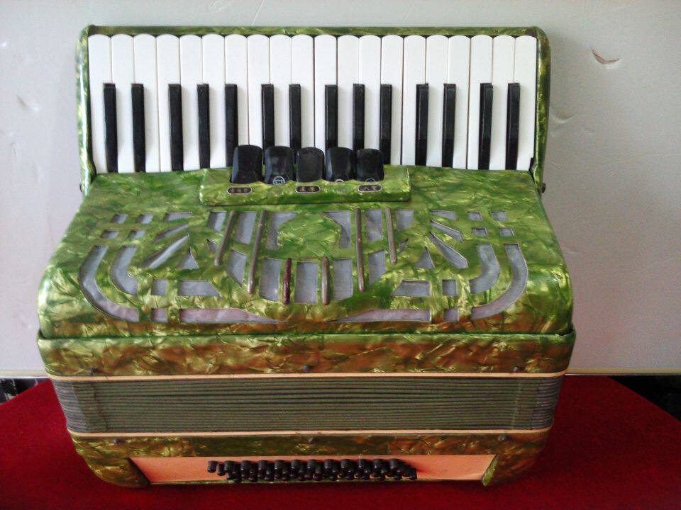 second hand accordion 48 bass props accordion