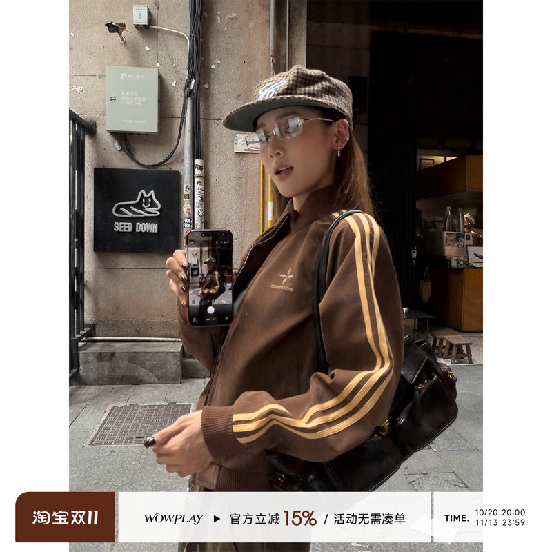 Wowplay Yang Jiqi American Retro Three-Stripe Pebbled Leather Jacket for Women, Autumn Sports Stand-Up Collar Jacket Wowplay Yang Jiqi American Retro Three-Stripe Pebbled Leather Jacket for Women, Autumn Sports Stand-Up Collar Jacket