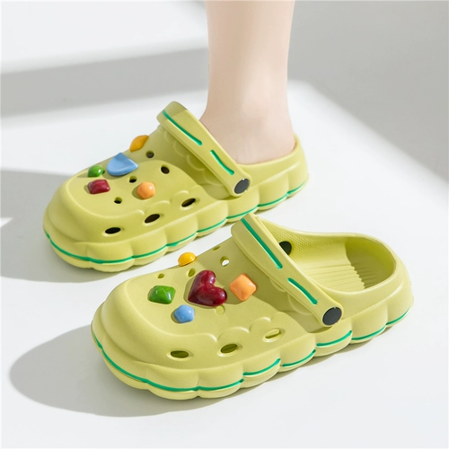 Летние мультяшные тапочки в стиле Crocs на платформе, нескользящие модные пляжные женские женские тапочки, подходят для носки на улице, закрытый носок