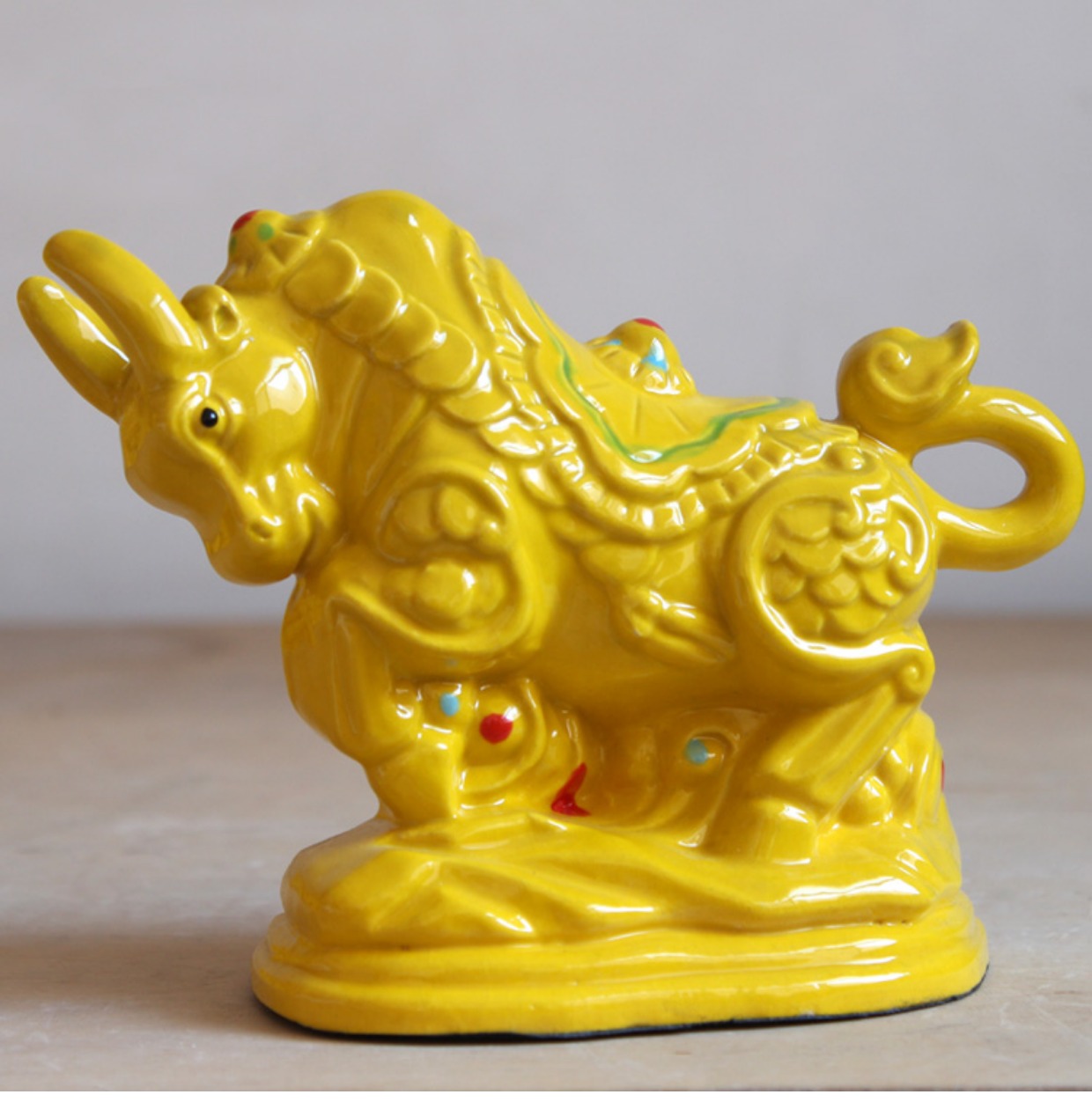 Đồ trang trí gia súc bằng gốm may mắn Wangcai gia súc thủ công màu vàng may mắn nhà phố thủ công trâu nhẹ Tang Sancai trang tri nha dep