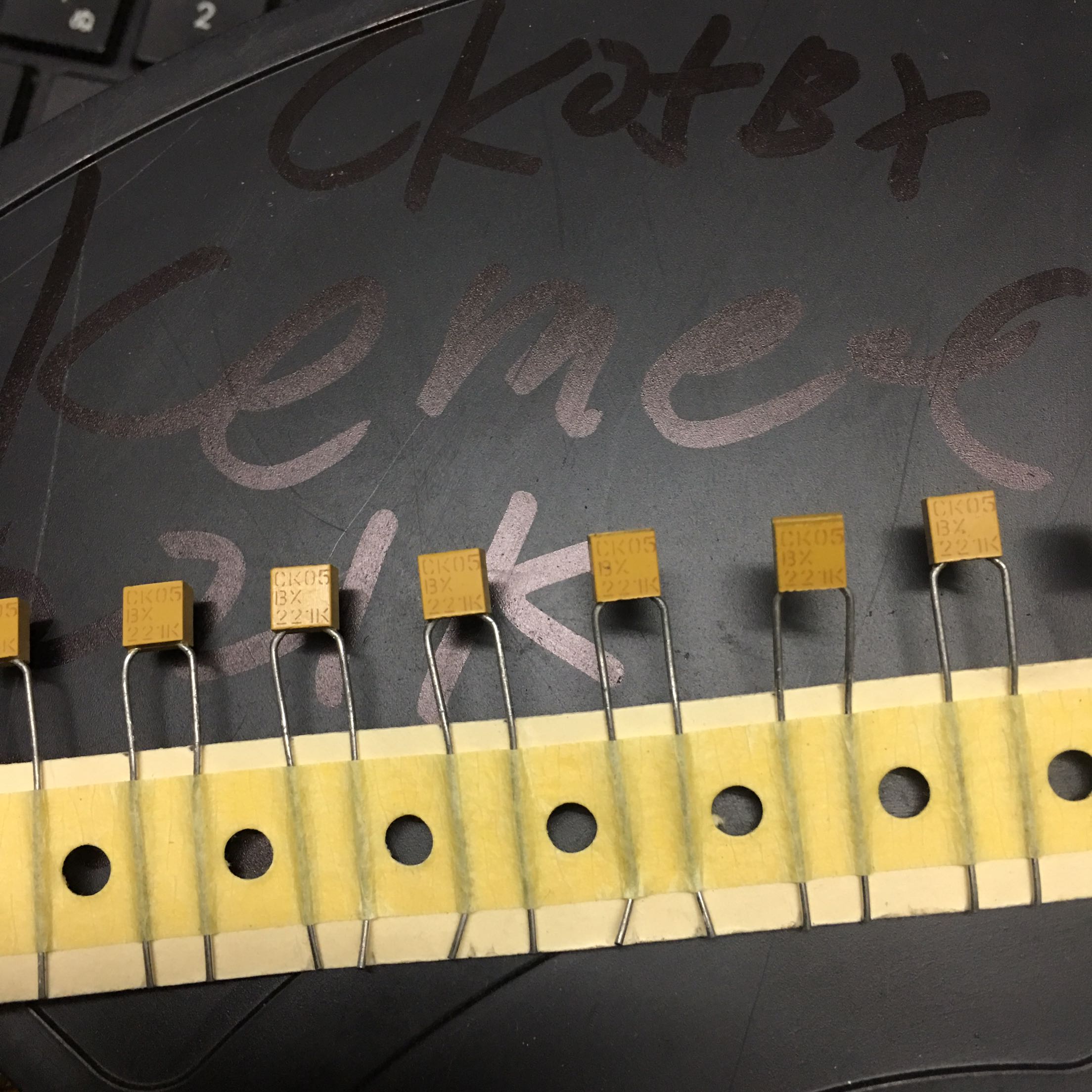 KEMET 220p 200V 221K CK05BX Multilayer Ceramic Capacitor coarse copper pin 5MM